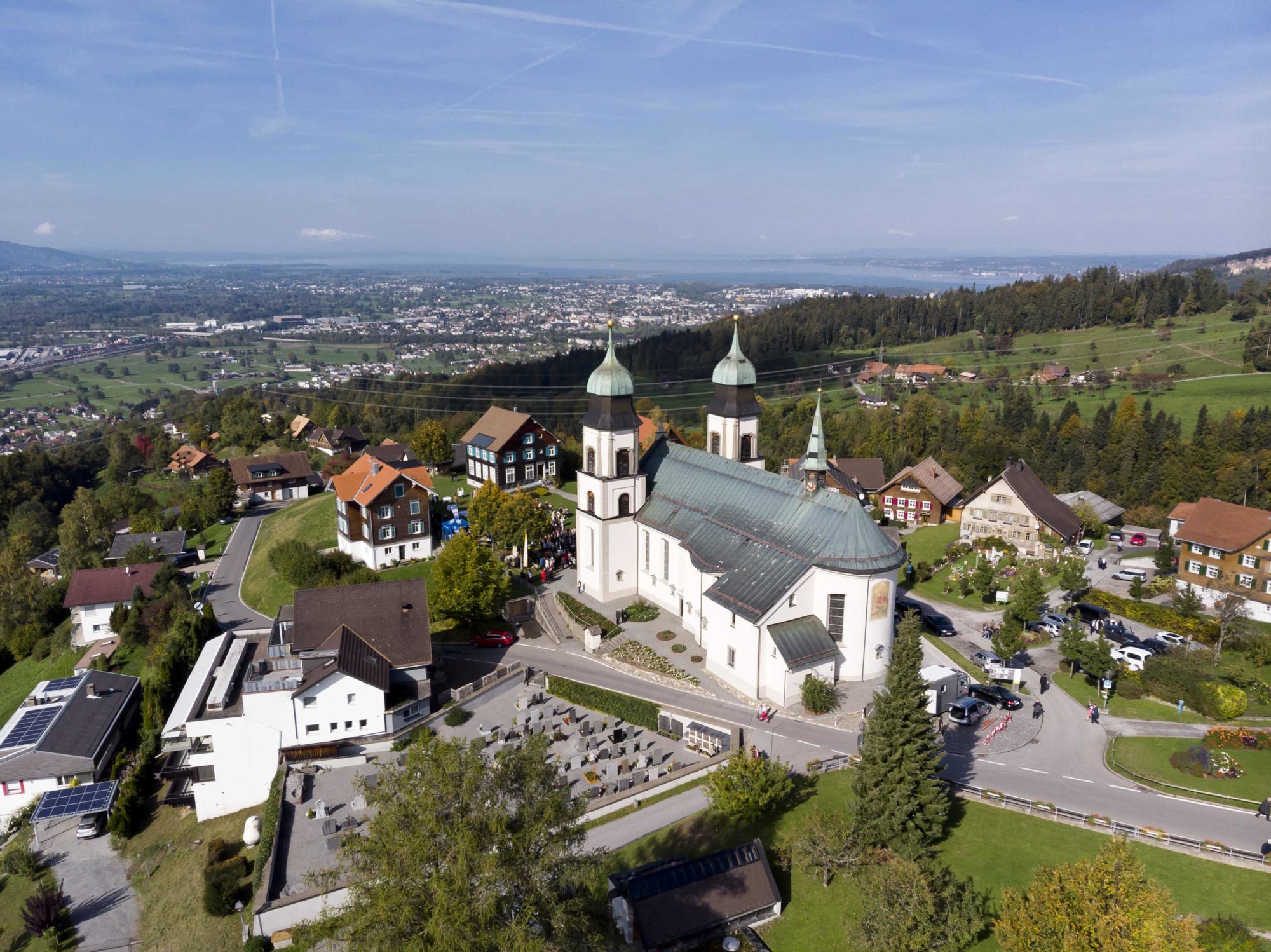 Bildstein 7.10.2018 Basilikaweihe in Bildstein mit Nuntius Zurbriggen und Bischof Benno Elbs, aus Rom ueberbringt MS. Michael Kahle das Ernennungdokument.